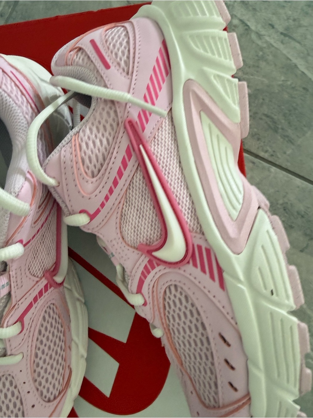 New women’s Sz 7.5, 8 Nike Pink and White Mesh Athletic Sneakers - Picture 6 of 7